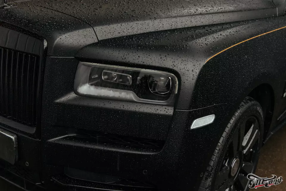 Защитили Rolls-Royce Cullinan матовым полиуретаном, выполнили антихром, окрасили диски в черный глянец и выполнили фирменный шиномонтаж на стендах Hunter